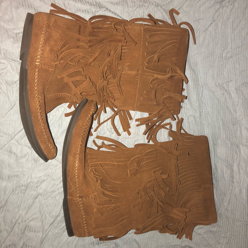 MINNETONKA FRINGE BOOTS